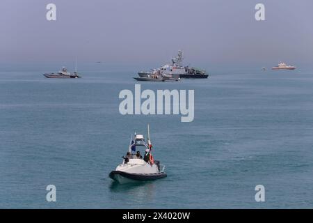 29. April 2024, Persischer Golf, Bushehr, Iran: Iranische Militärschnellboote des Korps der Islamischen Revolutionsgarde (IRGC) nehmen am „Nationalen Tag des Persischen Golfs“ am Persischen Golf in Bushehr im Süden Irans Teil. Der Iran feiert den Jahrestag der Befreiung des Südens des Landes von der portugiesischen Besatzung im Jahr 1622 als „Nationalfeiertag am Persischen Golf“ am 29. April 2024 in Buschehr. Das Datum fällt zusammen mit dem Jahrestag eines erfolgreichen Feldzugs von Shah Abbas, dem Großen von Persien, im 17. Jahrhundert. Quelle: ZUMA Press, Inc./Alamy Live News Stockfoto