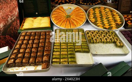 Türkisch, Baku Baklava, verschiedene orientalische Süßigkeiten auf der Theke zum Verkauf. Stockfoto