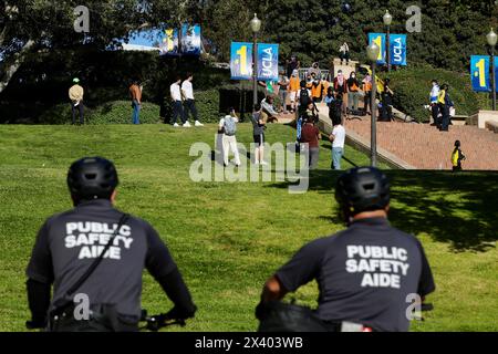 (240429) -- LOS ANGELES, 29. April 2024 (Xinhua) -- öffentliche Sicherheitshelfer werden auf dem Campus der University of California, Los Angeles (UCLA), in Kalifornien, USA, gesehen, 28. April, 2024. von der Ostküste bis zum Westen zeigten die Demonstranten der US-Studenten, die sich mit den Palästinensern solidarisch zeigten, keinerlei Anzeichen für eine Nachlässigkeit. mehr als 270 Menschen wurden am Wochenende verhaftet, trotz Warnungen vor Disziplinarmaßnahmen und sogar strafrechtlichen Vorwürfen. Pro-palästinensische Proteste treiben die Universitätscampus in den Vereinigten Staaten weiter, da seit New York po Berichten zufolge im ganzen Land fast 900 Festnahmen vorgenommen wurden Stockfoto