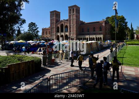 (240429) -- LOS ANGELES, 29. April 2024 (Xinhua) -- auf diesem Foto, das am 28. April 2024 aufgenommen wurde, ist das pro-palästinensische Lager auf dem Schulcampus geschlossen und alle Eingänge zu diesem Gebiet sind an der University of California, Los Angeles (UCLA) in Kalifornien, USA, blockiert. Von der Ostküste bis zum Westen zeigten die Demonstranten der US-Studenten, die sich mit den Palästinensern solidarisch zeigten, keinerlei Anzeichen für eine Nachlässigkeit. Mehr als 270 Menschen wurden am Wochenende verhaftet, trotz Warnungen vor Disziplinarmaßnahmen und sogar strafrechtlichen Vorwürfen. Pro-palästinensische Proteste treiben die Universitätscampus in den Vereinigten Staaten weiter Stockfoto