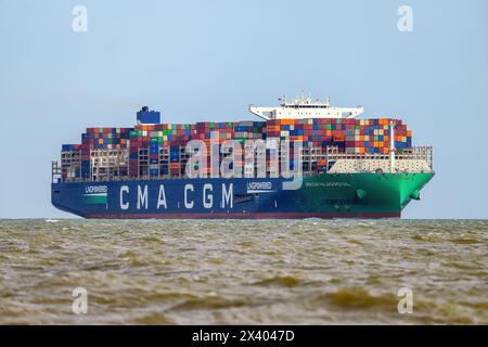 Das LNG-betriebene Ultra Large Containerschiff CMA CGM Palais Royal ist unterwegs. Stockfoto