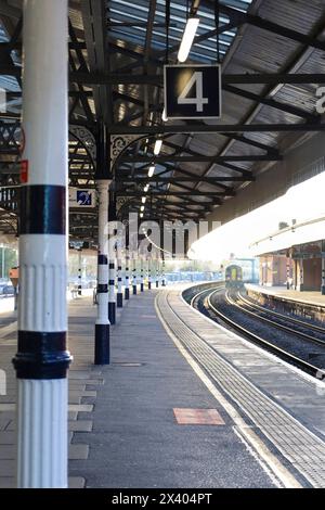 Salisbury, England, 30. März 2024: Der Bahnhof von Salisbury am Nachmittag Stockfoto