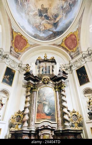 Innere Kuppel der Kapelle St. Johannes von Nepomuk in der St. Georgs Basilika, Prager Burg, Prag, Tschechische Republik Stockfoto