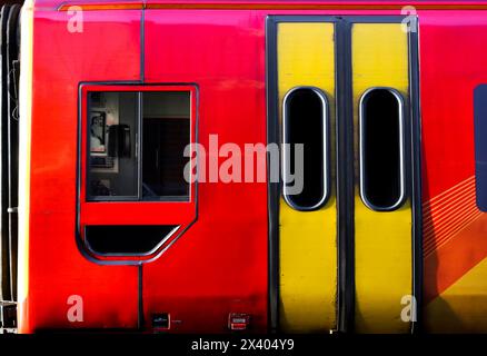 Salisbury, England, 30. März 2024: Farbenfroher rot-gelber Zug am Bahnhof Salisbury Stockfoto