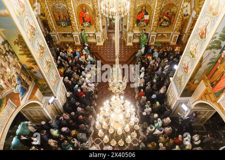 Kiew, Ukraine. April 2024. Die Gläubigen werden während der Feier des Palmensonntags in der Dormitio-Kathedrale des Kiewer Petschersker Lavra gesehen. Der Palmensonntag, das fest der Einreise des Herrn in Jerusalem, wird traditionell eine Woche vor dem orthodoxen Ostern gefeiert. Es ist eine der hellsten und liebenswürdigsten Feierlichkeiten des Jahres. (Foto: Mykhaylo Palinchak/SOPA Images/SIPA USA) Credit: SIPA USA/Alamy Live News Stockfoto