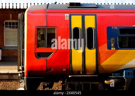 Salisbury, England, 30. März 2024: Farbenfroher rot-gelber Zug am Bahnhof Salisbury Stockfoto