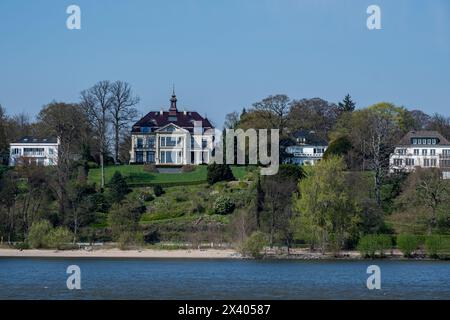 Hamburg, Deutschland - 04 17 2023: Blick von der Elbe zu Villen in Hamburg Blankenese Stockfoto