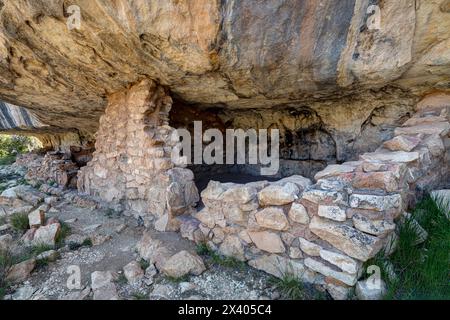 Klippenwohnungen. Walnut Canyon National Monument, Arizona, USA Stockfoto