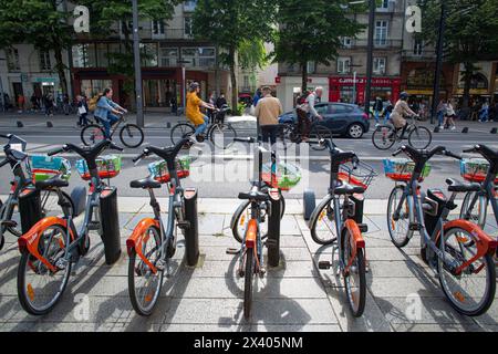 Frankreich, Nantes, 44, Cours des 50 Otages, Radfahrer hintereinander, im Vordergrund: Bahnhof Bicloo, Mai 2021. Stockfoto