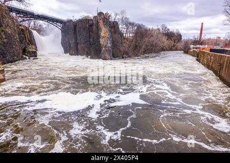 Der wunderschöne Blick auf den Paterson Wasserfall im Park, umgeben von Klippen, beeindruckt durch seine Schönheit und Kraft. New Jersey. Stockfoto