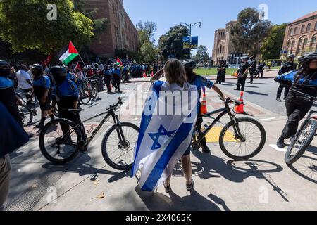 Los Angeles, Kalifornien, USA. April 2024. Demonstrationen auf dem UCLA-Campus zwischen Gruppen pro-palästinensischer Demonstranten und pro-israelischen Gegenprotestierenden in Westwood. (Kreditbild: © Jill Connelly/ZUMA Press Wire) NUR REDAKTIONELLE VERWENDUNG! Nicht für kommerzielle ZWECKE! Stockfoto