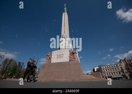 Wo Soldaten vor dem Freiheitsdenkmal in Riga marschieren. Das Denkmal wurde 1935 geweiht und trägt die Inschrift „für Vaterland und Freiheit“. Stockfoto