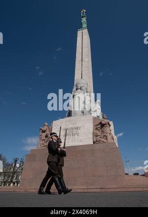 Wo Soldaten vor dem Freiheitsdenkmal in Riga marschieren. Das Denkmal wurde 1935 geweiht und trägt die Inschrift „für Vaterland und Freiheit“. Stockfoto