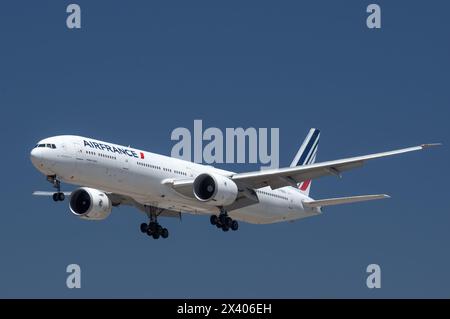 Air France Boeing 777-300ER Flugzeug mit der Registrierung F-GSQG in der Nähe von LAX, Los Angeles International Airport. Stockfoto