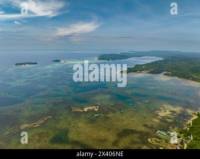 Blaues Meer mit Fischkäfigen und Farmen. Blauer Himmel und Wolken. Mindanao, Philippinen. Stockfoto