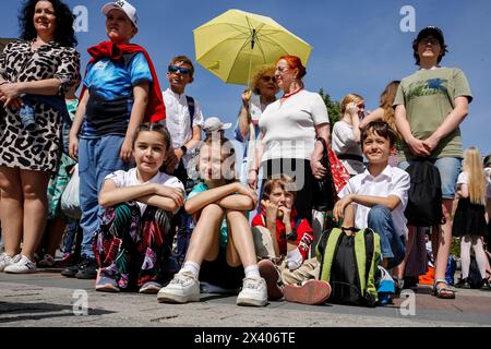 Krakau, Polen. April 2024. Eine Gruppe leicht gekleideter Menschen wird auf einem Hauptmarkt in der Altstadt von Krakau gesehen, als eine Hitzewelle in Polen eintrifft, die fast 30 Grad Celsius erreicht - eine sehr ungewöhnliche Temperatur für April. Quelle: SOPA Images Limited/Alamy Live News Stockfoto