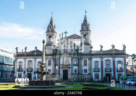 Braga, Portugal - 25. November 2023: Kirche des Krankenhauses oder Saint Marcos, Brunnen Seiscentista do Largo Carlos Amarante und Hotel Vila Galé Collection Stockfoto