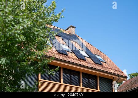 Ein Wohnhaus mit Solarpaneelen integriert grüne Technologie mit modernem Wohnen und erfasst das Wesen des Umweltbewusstseins in der Wohnkultur Stockfoto