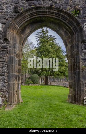 Wunderschöner Bogengang, der zu den Gardens in Whalley Abbey in Whalley, Lancashire, England führt Stockfoto