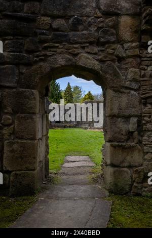 Bogengang und Gärten in Whalley Abbey in Whalley, Lancashire, England Stockfoto