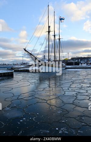 Segelschiff im Hafen von Helsinki mit finnischer Flagge am Mast am Unabhängigkeitstag Finnlands am 6. Dezember Stockfoto