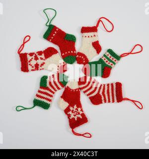 Gemütliche Familientradition in handgefertigten Weihnachtsstrümpfen, verziert mit festlichen Designs und warmen Erinnerungen Stockfoto