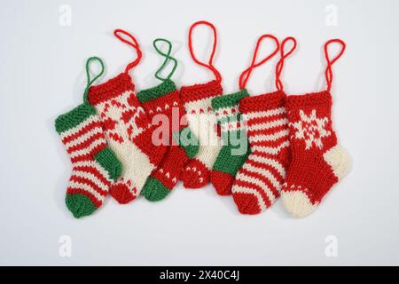 Gemütliche Familientradition in handgefertigten Weihnachtsstrümpfen, verziert mit festlichen Designs und warmen Erinnerungen Stockfoto