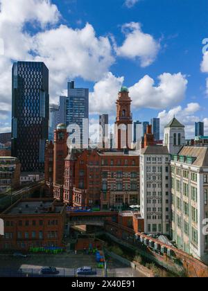 Eklektische Dächer und moderne Wolkenkratzer in Manchester, England Stockfoto