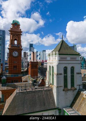 Die viktorianischen und modernen Terracotta Clock Towers und Wolkenkratzer in Manchester, England Stockfoto