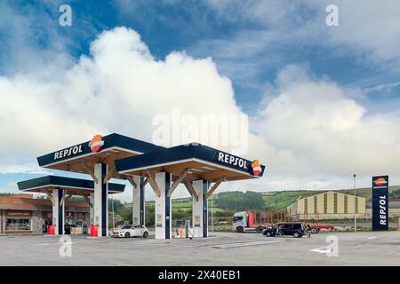 Lugo, Spanien - 29. April 2024: Lebendiges Bild einer Repsol-Tankstelle mit blauem Himmel und flauschigen Wolken im Hintergrund Stockfoto