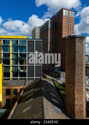 Viktorianische Mühlen und moderne Wolkenkratzer in Manchester, England Stockfoto