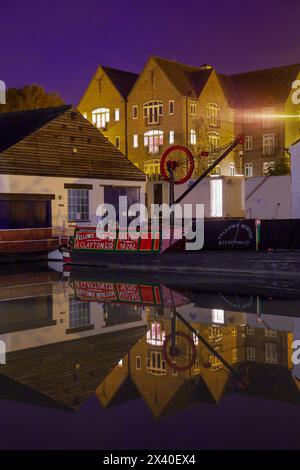 England, Northamptonshire, Braunston Marina bei Nacht mit Häusern und Eintritt zum Dry Dock Stockfoto