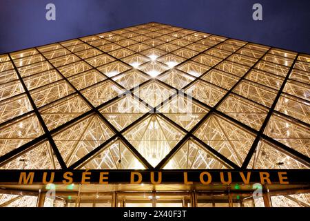Paris. Bezirk 1. Louvre bei Nacht. Die Pyramide (Architekt: Ieoh Ming Pei). Haupteingang. Pflichtbeitrag des Architekten: Ieoh M. Stockfoto