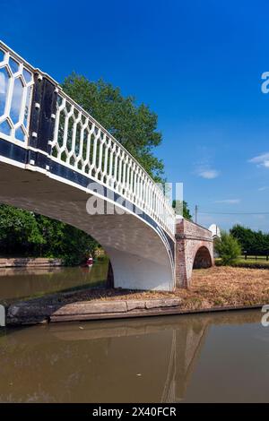 England, Northamptonshire, Braunston, Kreuzung zwischen den Kanälen Grand Union und Oxford mit der „Fluktuation Bridge“ (Taking Towing Path over the Canal) Stockfoto