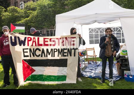 Seattle, USA. April 2024. Pro-Palestine-Demonstranten kommen um 8:00 Uhr auf dem Roten Platz auf dem UW-Campus an, um den Protest des UW-Palästinensischen Lagers zu feiern. Studentenaktivisten haben sich auf dem College-Campus im ganzen Land versammelt und Zelte von Küste zu Küste errichtet, die sich weigern, den Waffenstillstand zu verhängen. Die ersten Proteste in einem Lager, die in New York City entstanden sind, sind der zweite Protest in Washington, der nach einem ähnlichen Ereignis in Olympia auftaucht. Die UW hat vor der Ankunft der Gruppen keine Campingschilder angebracht, da sie bis 11:00 Uhr nicht umgezogen waren, um den Code durchzusetzen. Quelle: James Anderson/Alamy Live News Stockfoto