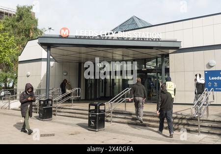 Passagiere, die die Bushaltestelle Leeds City, Yorkshire, England, betreten Stockfoto