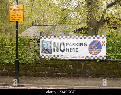 Ein großes Parkverbot-Schild vor einer Grundschule in Roundhay, Leeds, Yorkshire, England, Großbritannien Stockfoto