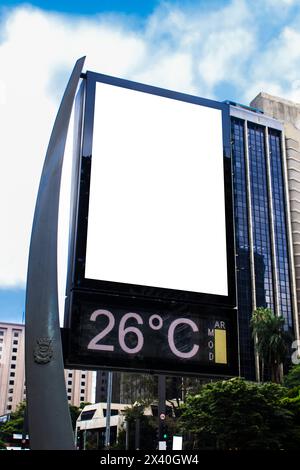 Plakatschachtel in der Stadt Sao Paulo. Verwenden Sie dieses Mockup für den Fototag für Ihr Outdoor-Design. Stockfoto