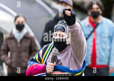 Seattle, USA. April 2024. Pro-Palestine-Demonstranten kommen um 8:00 Uhr auf dem Roten Platz auf dem UW-Campus an, um den Protest des UW-Palästinensischen Lagers zu feiern. Studentenaktivisten haben sich auf dem College-Campus im ganzen Land versammelt und Zelte von Küste zu Küste errichtet, die sich weigern, den Waffenstillstand zu verhängen. Die ersten Proteste in einem Lager, die in New York City entstanden sind, sind der zweite Protest in Washington, der nach einem ähnlichen Ereignis in Olympia auftaucht. Die UW hat vor der Ankunft der Gruppen keine Campingschilder angebracht, da sie bis 11:00 Uhr nicht umgezogen waren, um den Code durchzusetzen. Quelle: James Anderson/Alamy Live News Stockfoto