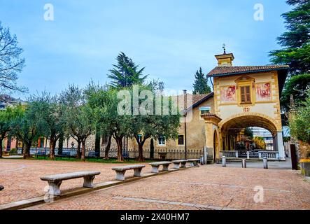 Der Hof mit Olivenbäumen im Garten der Kirche Santa Maria di Loreto, Lugano, Schweiz Stockfoto