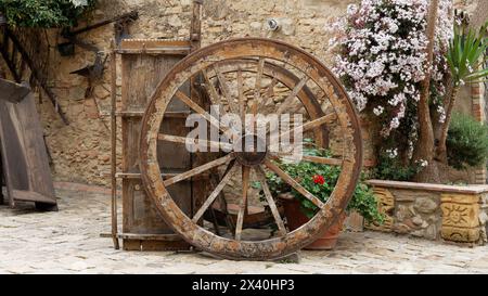 Alte Holzkarre auf dem Bauernhof Stockfoto