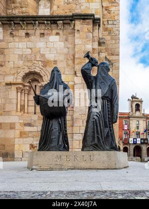 Statuen von zwei Bruderschaften der Karwoche vor einer Kirche in Zamora. Stockfoto