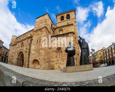 Statuen von zwei Bruderschaften der Karwoche vor einer Kirche in Zamora. Stockfoto