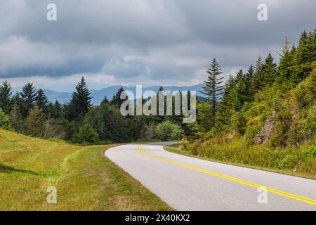 Die Straße schlängelt sich durch die majestätischen Appalachen im Westen von North Carolina, USA; North Carolina, Vereinigte Staaten von Amerika Stockfoto