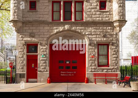 Chicago, Illinois - USA - 22. April 2024: Außenansicht des Chicago Fire Department Engine 98 Building, erbaut 1904, in der Innenstadt von Chicago, Stockfoto