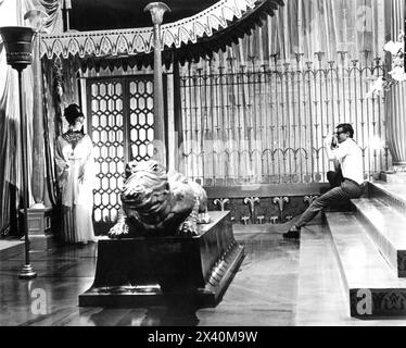 ELIZABETH TAYLOR wurde von RODDY McDowall am Set von CLEOPATRA 1963 Regisseur JOSEPH L. MANKIEWICZ Music ALEX NORTH Costume Design IRENE SHARAFF Produzent WALTER WANGER Twentieth Century Fox fotografiert Stockfoto