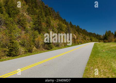 Malerische Landschaft des Blue Ridge Parkway an einem hellen Frühlingstag in North Carolina, USA; North Carolina, Vereinigte Staaten von Amerika Stockfoto