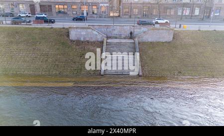 Drohnenaufnahmen von überfluteten Ufern in einer Stadt und Treppen zum Fluss während des sonnigen Frühlingstages Stockfoto