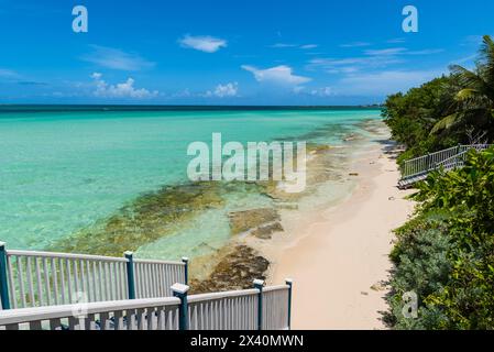 Weißer Sandstrand und türkisfarbenes Karibisches Meer mit Stufen hinunter zum Playa Pilar Beach; Cayo Guillermo, Kuba Stockfoto