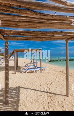 Stühle an einem weißen Sandstrand in der Karibik; Cayo Guillermo, Kuba Stockfoto